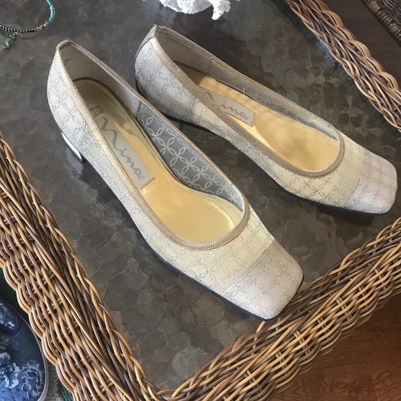 Gold shoes - Picture 1 of 5